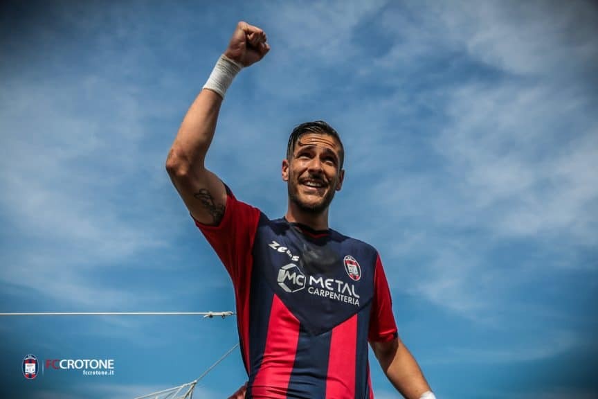 斗牛游戏-包含佛罗伦萨主场战平克罗托内，球迷探讨未来发展的词条